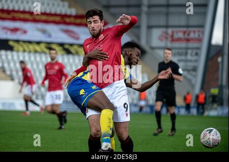 MORECAMBE, INGHILTERRA. 28 NOVEMBRE Cole Stockton del Morecambe FC è stato affrontato da Jordan Cranston del Solihull Moors FC durante la 2a gara di Coppa fa tra Morecambe e Solihull Moors alla Globe Arena di Morecambe sabato 28 novembre 2020. (Credit: Ian Charles | MI News) Credit: MI News & Sport /Alamy Live News Foto Stock