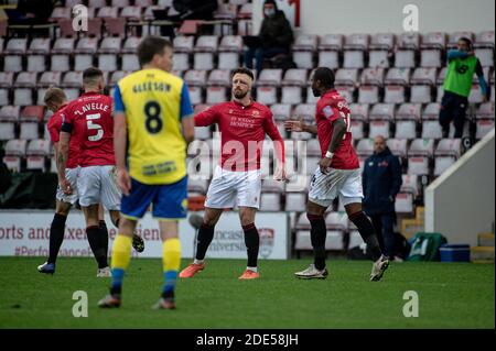 MORECAMBE, INGHILTERRA. 28 NOVEMBRE Cole Stockton del Morecambe FC festeggia con i suoi compagni di squadra dopo aver segnato durante la 2a gara di Coppa fa tra Morecambe e Solihull Moors alla Globe Arena di Morecambe sabato 28 novembre 2020. (Credit: Ian Charles | MI News) Credit: MI News & Sport /Alamy Live News Foto Stock