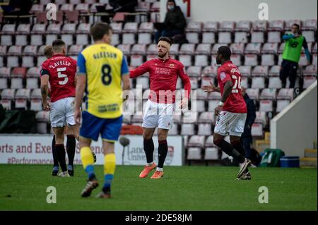 MORECAMBE, INGHILTERRA. 28 NOVEMBRE Cole Stockton del Morecambe FC festeggia con i suoi compagni di squadra dopo aver segnato durante la 2a gara di Coppa fa tra Morecambe e Solihull Moors alla Globe Arena di Morecambe sabato 28 novembre 2020. (Credit: Ian Charles | MI News) Credit: MI News & Sport /Alamy Live News Foto Stock