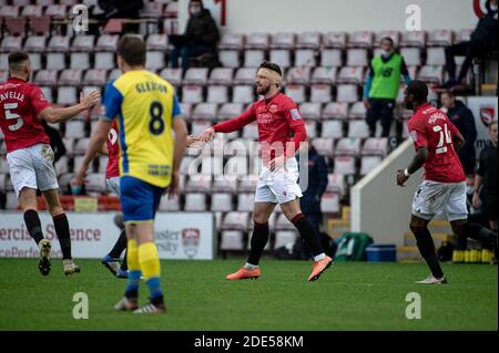 MORECAMBE, INGHILTERRA. 28 NOVEMBRE Cole Stockton del Morecambe FC festeggia con i suoi compagni di squadra dopo aver segnato durante la 2a gara di Coppa fa tra Morecambe e Solihull Moors alla Globe Arena di Morecambe sabato 28 novembre 2020. (Credit: Ian Charles | MI News) Credit: MI News & Sport /Alamy Live News Foto Stock