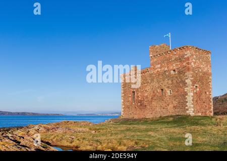 Resti del castello di Portencross sul Firth of Clyde, Ayrshire, Scozia, Regno Unito Foto Stock