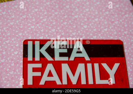 Durham, Regno Unito - 28 maggio 2020: IKEA Family card su sfondo isolato. La tessera IKEA consente ai soci di ottenere una vasta gamma di sconti e vantaggi Foto Stock