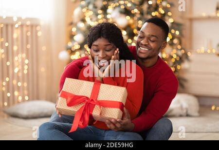 Natale o Capodanno mattina e regali Foto Stock