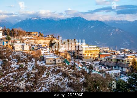 Foto di Tramonto nella città di Tawang, Arunachal Pradesh, India. Foto Stock