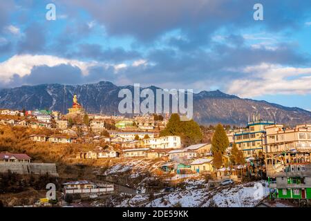 Foto di Tramonto nella città di Tawang, Arunachal Pradesh, India. Foto Stock