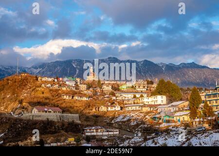 Foto di Tramonto nella città di Tawang, Arunachal Pradesh, India. Foto Stock