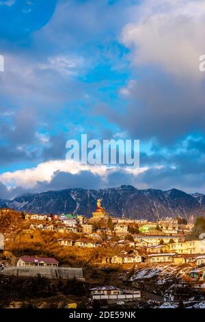 Foto di Tramonto nella città di Tawang, Arunachal Pradesh, India. Foto Stock