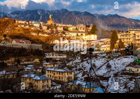 Foto di Tramonto nella città di Tawang, Arunachal Pradesh, India. Foto Stock