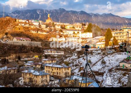 Foto di Tramonto nella città di Tawang, Arunachal Pradesh, India. Foto Stock