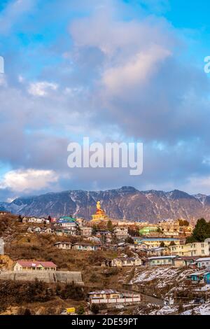 Foto di Tramonto nella città di Tawang, Arunachal Pradesh, India. Foto Stock