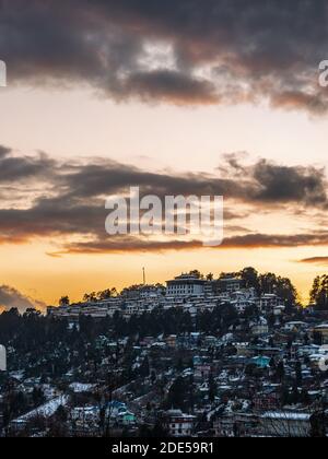 Foto del Tramonto al Monastero di Tawang Tawang nella parte occidentale di Arunachal Pradesh, India nord-orientale. Foto Stock