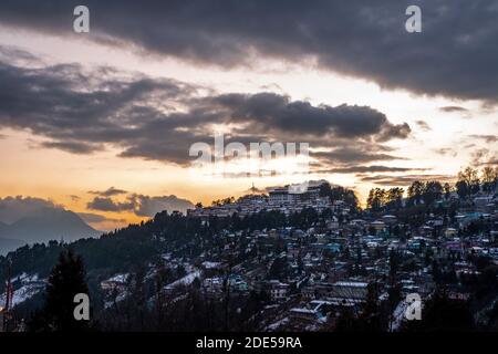 Foto del Tramonto al Monastero di Tawang Tawang nella parte occidentale di Arunachal Pradesh, India nord-orientale. Foto Stock