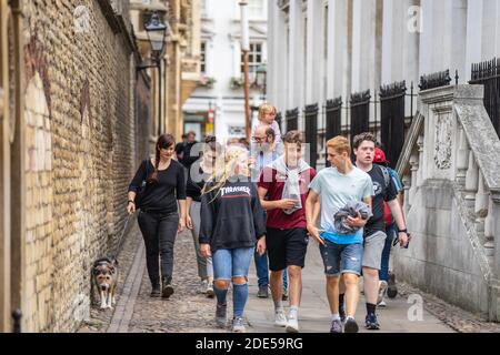 I turists che camminano giù alla strada di Cambridge in una giornata di sole occupata davanti al Kings College.Cambridge, Regno Unito, 1 agosto 2019. Foto Stock