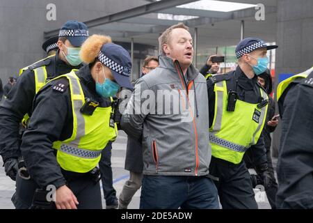 28 novembre 2020. Londra, Regno Unito. Un protestante che partecipa alla manifestazione di blocco Unite for Freedom Anti Covid-19 viene arrestato da agenti di polizia. Organizzati dal gruppo Stand Up X, i manifestanti sono contro le attuali norme di blocco e anti-vaccinazione per la malattia di Covid-19. Foto di Ray Tang. Foto Stock