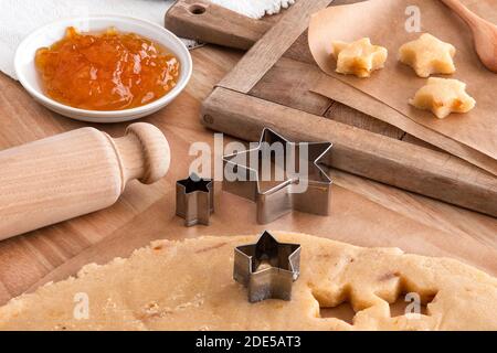 Torte natalizie fatte in casa a forma di stella Foto Stock