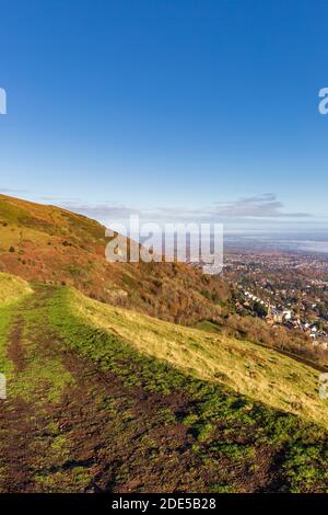 Una vista di North Hill e Great Malvern dal vecchio sentiero di Donkey che conduce al Worcestershire Beacon nel Malverns, Worcestershire, Inghilterra Foto Stock
