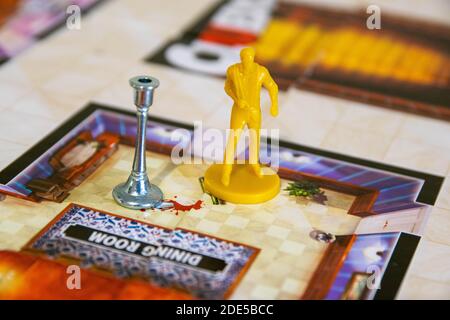 Durham, Regno Unito - 5 aprile 2020: Cluedo è un classico gioco da tavolo detective mistero assassinio prodotto per la prima volta da Waddington's, attualmente di proprietà di Hasbro. CRIM Foto Stock