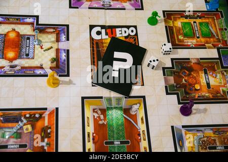 Durham, Regno Unito - 5 aprile 2020: Cluedo è un classico gioco da tavolo detective mistero assassinio prodotto per la prima volta da Waddington's, attualmente di proprietà di Hasbro. CRIM Foto Stock