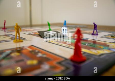 Durham, Regno Unito - 5 aprile 2020: Cluedo è un classico gioco da tavolo detective mistero assassinio prodotto per la prima volta da Waddington's, attualmente di proprietà di Hasbro. CRIM Foto Stock