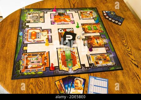 Durham, Regno Unito - 5 aprile 2020: Cluedo è un classico gioco da tavolo detective mistero assassinio prodotto per la prima volta da Waddington's, attualmente di proprietà di Hasbro. CRIM Foto Stock