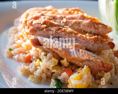 Cibo tailandese, riso fritto con pollo. Profondità di campo molto bassa. Foto Stock