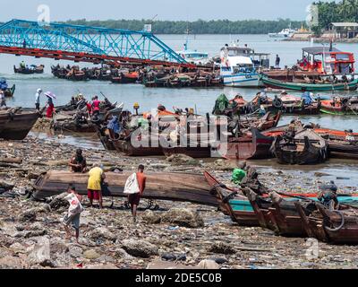 Barche intorno all'affollato molo dei traghetti a Myeik, a bassa marea sullo stretto tra la città di Myeik e Pahtaw Pahtet Isola nel sud Myanmar, Tanint Foto Stock