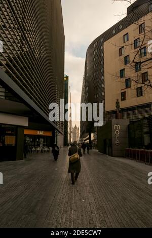 Camminando verso Tower Bridge a Londra, Inghilterra Foto Stock