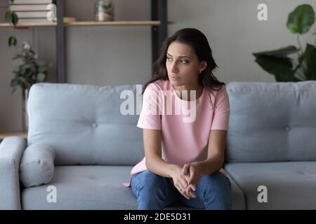 La donna araba pensiva stressata soffre di problemi psicologici. Foto Stock