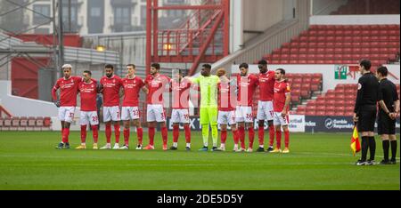 City Ground, Nottinghamshire, Midlands, Regno Unito. 29 Nov 2020. Campionato inglese di calcio della Lega, Nottingham Forest contro Swansea City; i giocatori di Nottingham Forest insieme ai funzionari della partita tacciono sul cerchio centrale prima del calcio di inizio per rendere omaggio al giocatore argentino Diego Maradona morto il 25 novembre 2020 Credit: Action Plus Sports/Alamy Live News Foto Stock