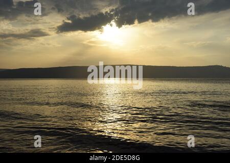 Tramonto sul mare di Galilea e alture del Golan. Foto di alta qualità. Foto Stock