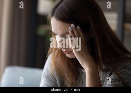 Giovane donna caucasica depressa che ha problemi psicologici. Foto Stock