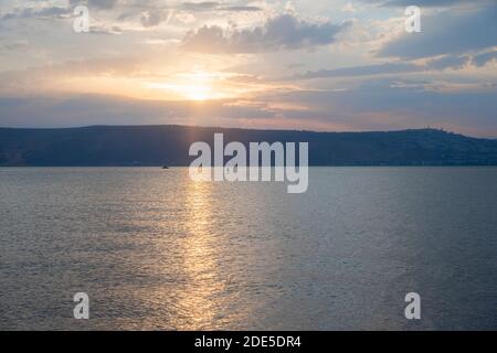 Tramonto sul mare di Galilea e alture del Golan. Lago Tiberiade, Kinneret, Kinnereth. Foto di alta qualità Foto Stock