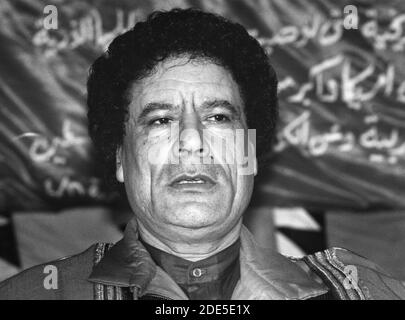 Tripoli, Libia, 1988 gennaio - il leader rivoluzionario libico Muammar al-Gheddafi nel gennaio 1988 in una tenda di visitatori alla periferia di Tripoli, Libia Foto Stock