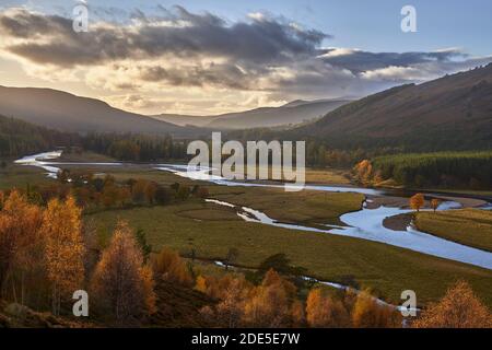 The River Dee on the Mar Lodge Estate, vicino a Braemar, Deeside, Aberdeenshire, Scozia. Nel Parco Nazionale di Cairngorms Foto Stock