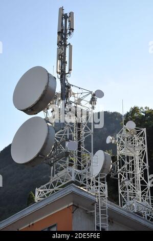 Antenne per telecomunicazioni sul tetto dell'edificio Foto Stock