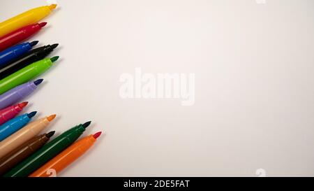 Diversi colori delle penne in feltro su sfondo bianco. Progettazione di lavori artigianali Foto Stock