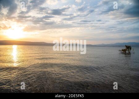 Tramonto sul mare di Galilea e alture del Golan. Foto di alta qualità. Foto Stock