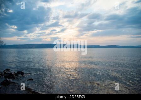 Tramonto sul mare di Galilea e alture del Golan. Lago Tiberiade, Kinneret, Kinnereth. Foto di alta qualità Foto Stock