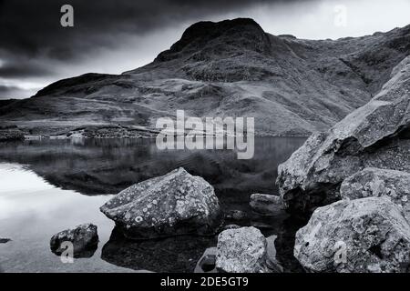 Stickle Tarn e Harrison Stickle, Parco Nazionale del Distretto dei Laghi Inglese, Regno Unito Foto Stock