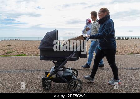 Inghilterra, East Sussex, Eastbourne, People Walking sulla Eastbourne Seafront Promenade Foto Stock