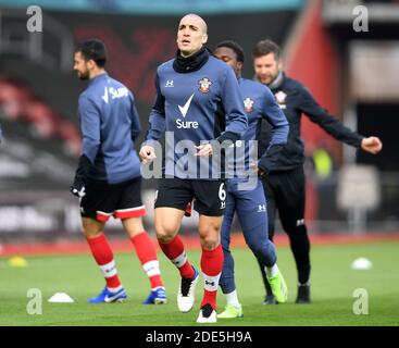 Oriol Romeu di Southampton si riscalda prima della partita della Premier League al St Mary's Stadium di Southampton. Foto Stock