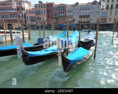 Le gondole del Canal Grande di Venezia, Italia Foto Stock
