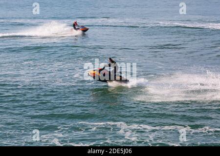 Bournemouth, Dorset UK. 29 novembre 2020. Tempo nel Regno Unito: I jetski che fanno acrobazie trick in una bella giornata di sole caldo alle spiagge di Bournemouth durante l'ultimo fine settimana di Lockdown 2. Bournemouth e Dorset si sposteranno quindi in Tier2. Moto d'acqua jetski jet ski jetski jetski jetski jet ski jetski jetski jetski jetski jetski. Credit: Carolyn Jenkins/Alamy Live News Foto Stock