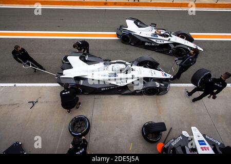 48 Mortara Edoardo (swi), ROKIT Venturi Racing, Mercedes-Benz EQ Silver Arrow 02, sosta ai box durante i test pre-stagione di Valencia per il Campionato del mondo ABB FIA Formula e 2020-21, sul circuito Ricardo Tormo, dal 28 novembre al 1 dicembre 2020 a Valencia, Spagna - Photo Germain Hazard / DPPI / LM Foto Stock