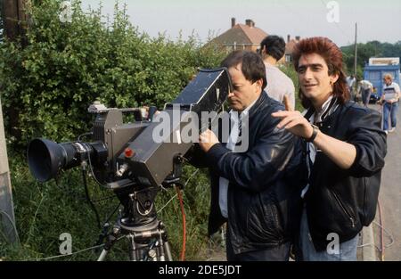 Gary Holton (a destra) e Tim Healy con telecamera esterna; cast originale della produzione ATV di Auf Wiedersehen PET fotografato in un luogo del Nottinghamshire luglio 1986 Foto Stock