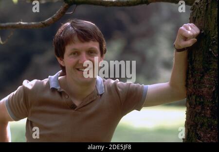 Kevin Whately; cast originale della produzione ATV di Auf Wiedersehen PET fotografato in un luogo del Nottinghamshire luglio 1986 Foto Stock