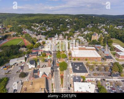 Fitchburg Upper Common e First Parish Unitarian Church vista aerea su Main Street nel centro di Fitchburg, Massachusetts, Massachusetts, Stati Uniti. Foto Stock