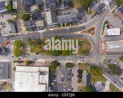 Fitchburg Upper Common e First Parish Unitarian Church vista aerea su Main Street nel centro di Fitchburg, Massachusetts, Massachusetts, Stati Uniti. Foto Stock