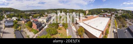 Fitchburg Upper Common e First Parish Unitarian Church panorama aereo su Main Street nel centro di Fitchburg, Massachusetts, Massachusetts, Stati Uniti. Foto Stock