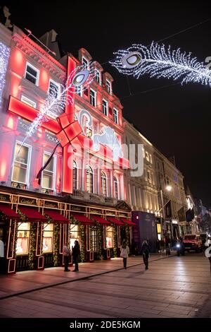 Mostra delle vetrine natalizie di Cartier, Old Bond Street, Londra, Inghilterra, Regno Unito Foto Stock